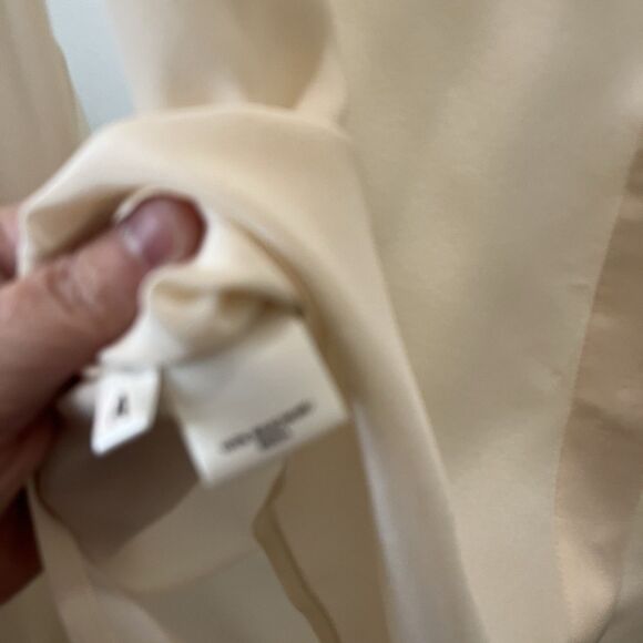Ann Taylor Silk Roll Tab Sleeves Button Up Shirt Cream Womens Size XS 100% Silk - Picture 7 of 12